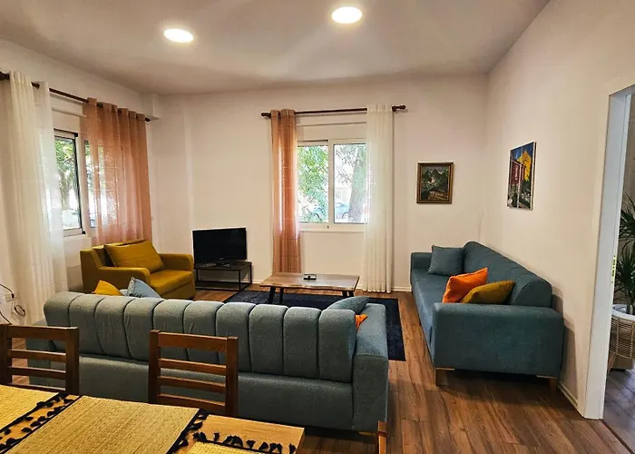 Apartament Gjironest *